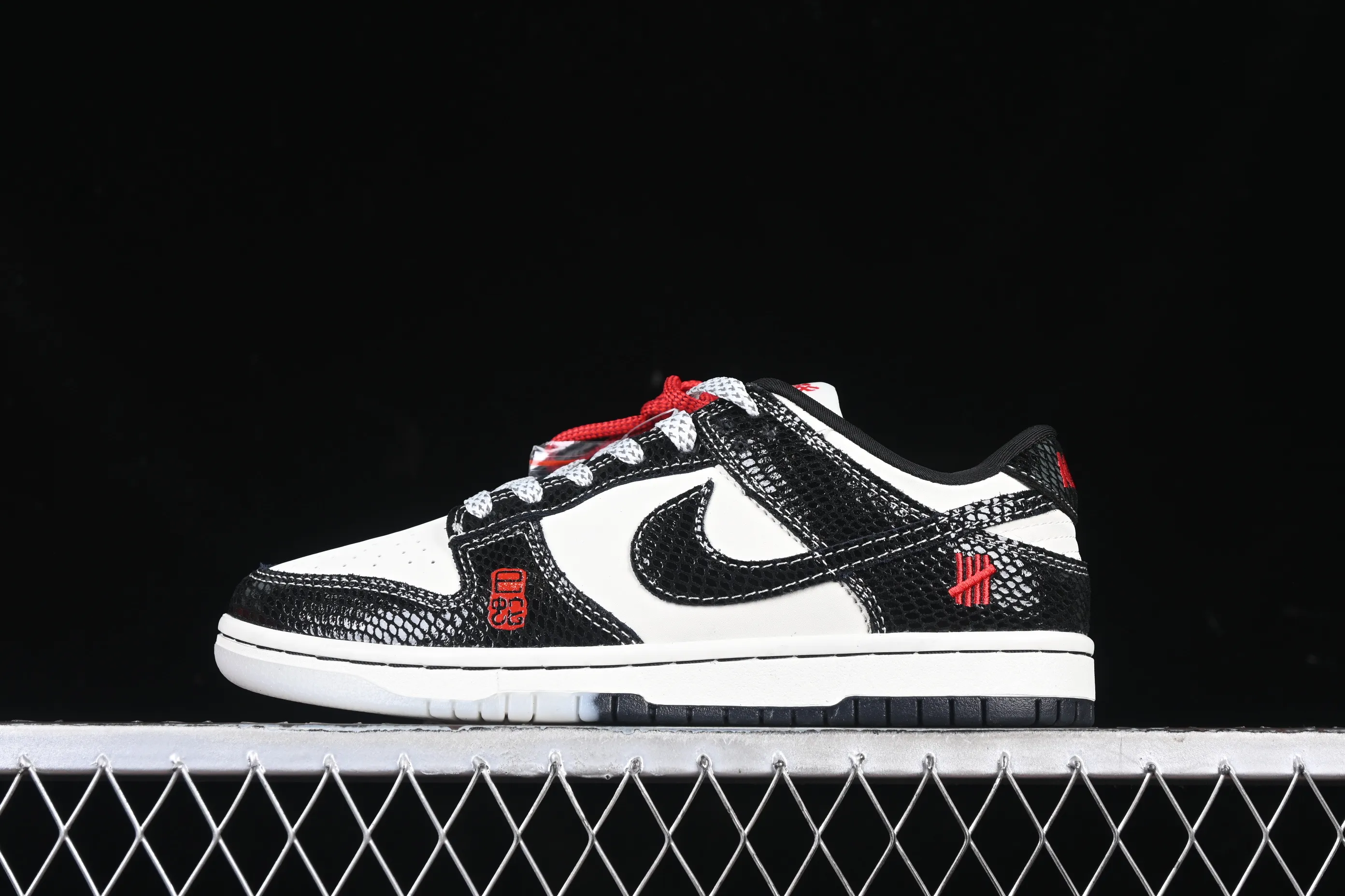 All Categories Nk SB Dunk Series Nk SB Dunk Low High-end Customized Low-top Sneakers Nk SB Dunk Low UN Joint Year of the Snake Limited Two-color Black Snake Anniversary High-end Customized Low-top Casual Sneakers AG3702-853